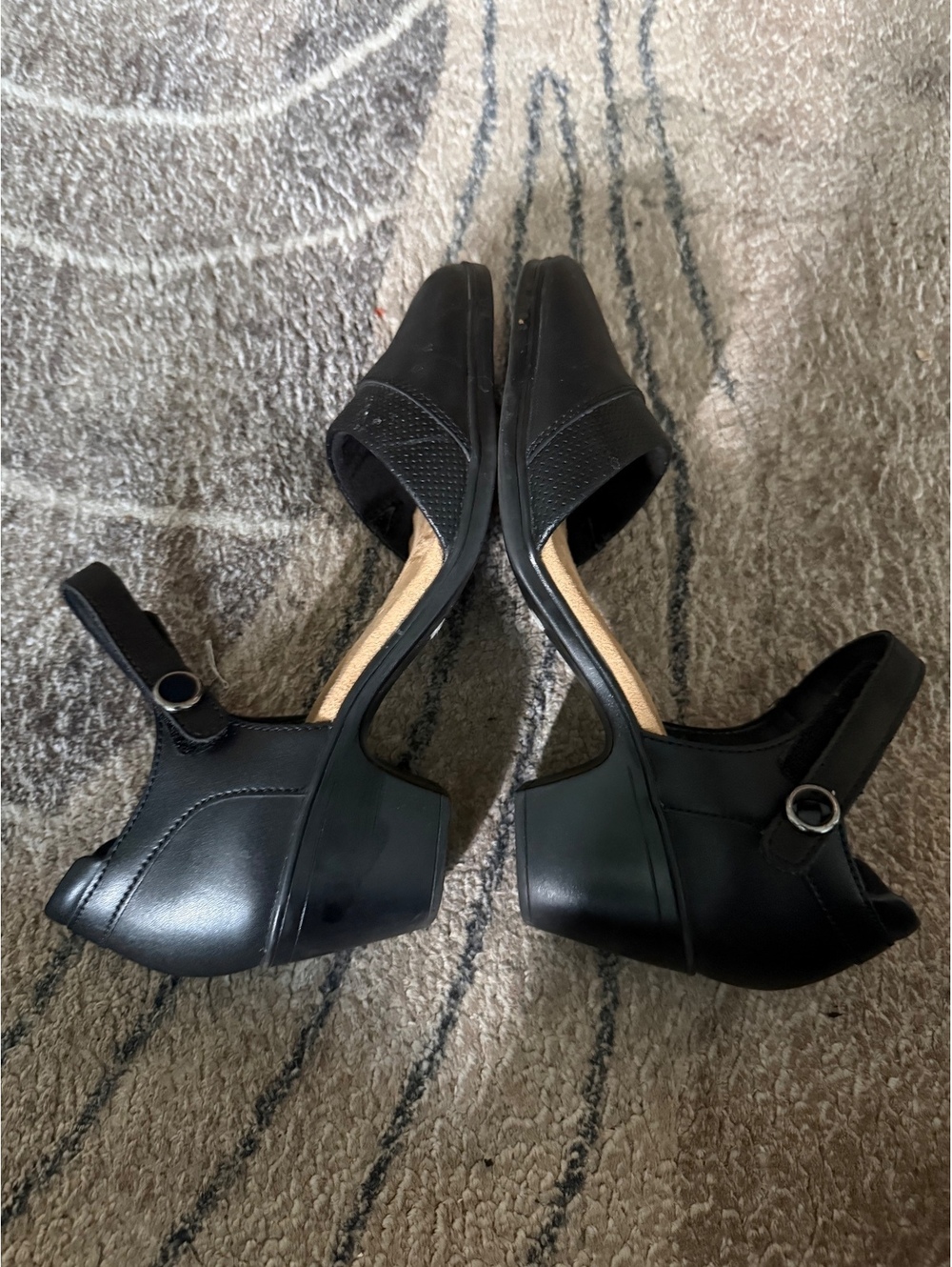 Clark’s comfortable black kitten heels fits size 8.5